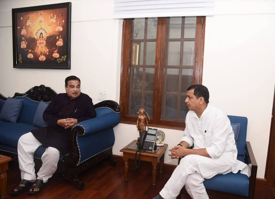 गढ़वाल में अतिवृष्टि से क्षतिग्रस्त सड़कों के शीघ्र पुनर्निर्माण को लेकर केंद्रीय मंत्री नितिन गडकरी से मुलाकात