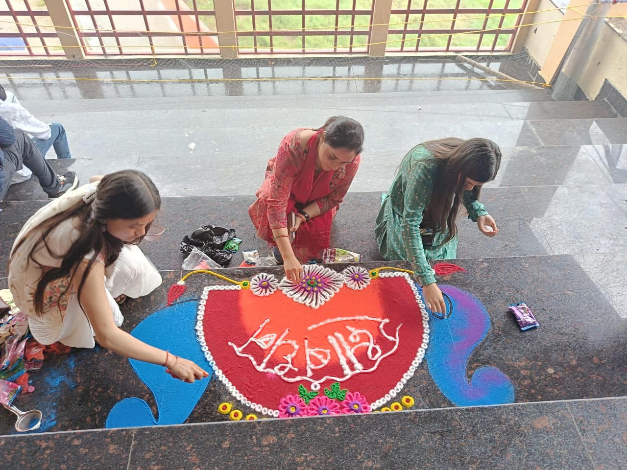बालिकाओं के साथ रंगोली बनाकर मेहमानों का किया स्वागत, एसडीएम ने बढ़ाया हौसला सम्पादक – PSR, उत्तरध्वनी न्यूज