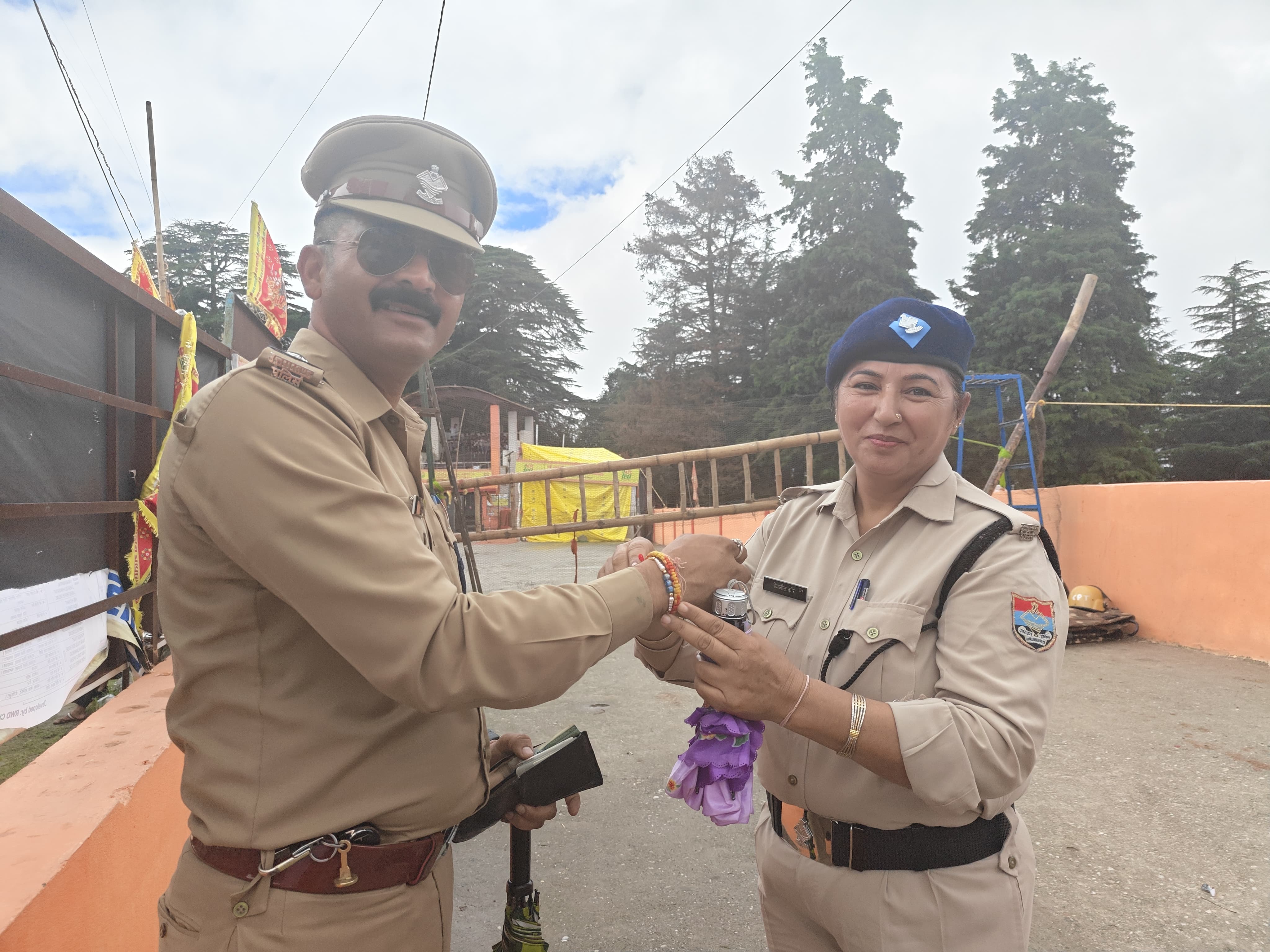 देवीधुरा मेले में ड्यूटी और राखी का संगम ऐतिहासिक देवीधुरा मेले में पुलिस कर्मियों ने ड्यूटी निभाते