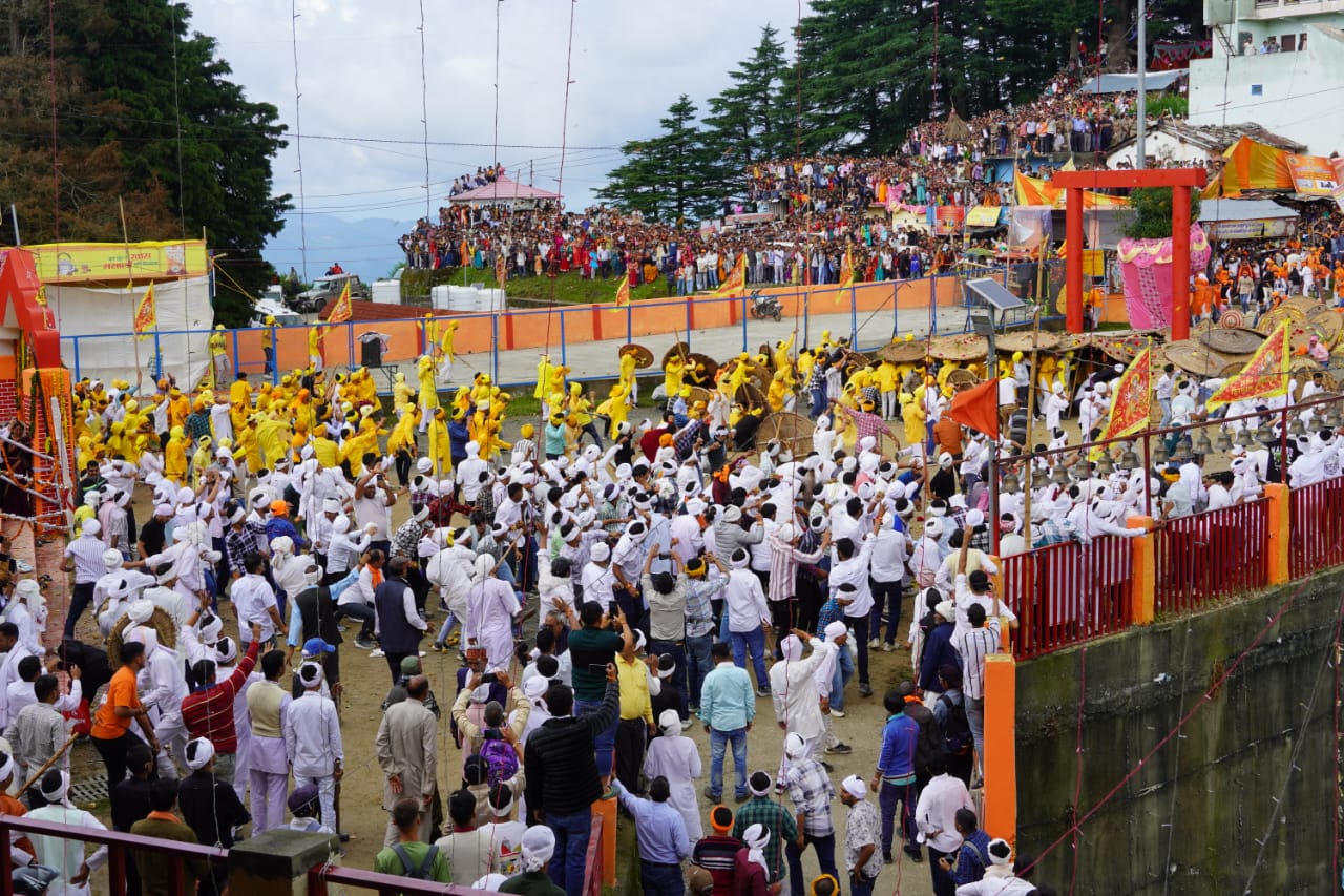 देवीधुरा की ऐतिहासिक बग्वाल &mdash; सात मिनट तक चला रोमांच, 150 से अधिक वीर चोटिल