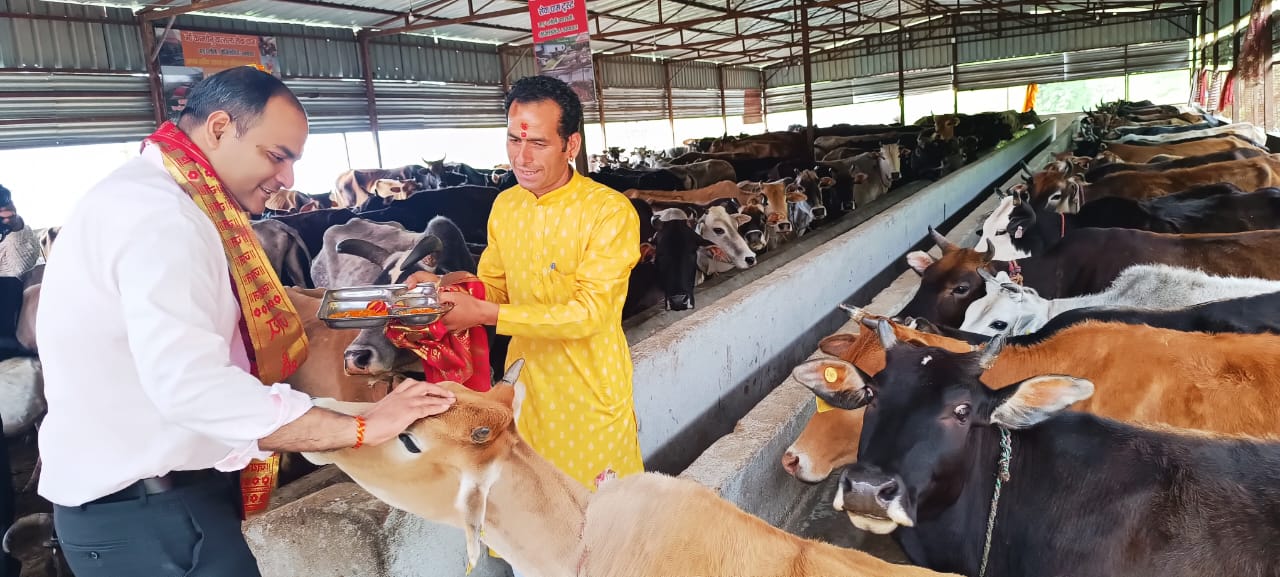 व्यस्त जीवन से समय निकालकर गौसेवा में पाएं आत्मिक सुकून — जिलाधिकारी मनीष कुमार माँ कामधेनु वात्सल्य सेवा धाम ट्रस्ट पहुँचे, गौवंश संरक्षण को दी नई गति