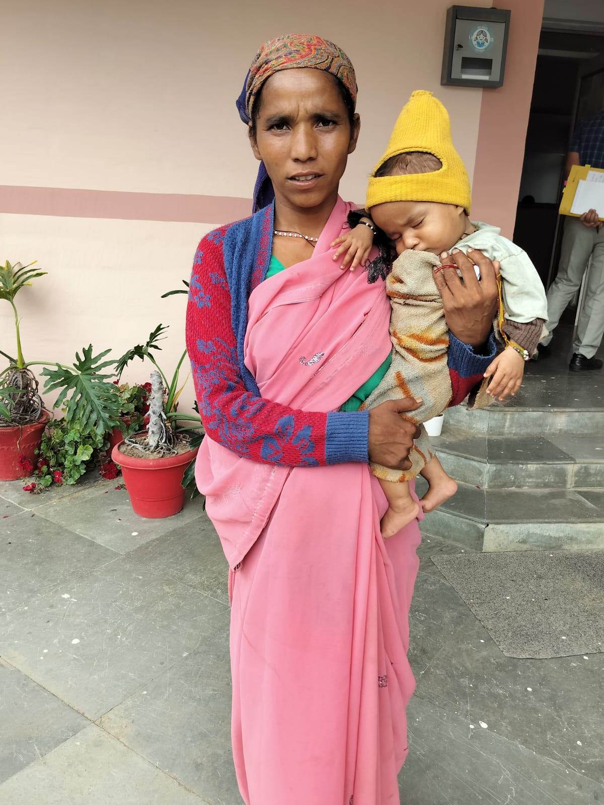 चार बच्चों की विधवा मां को डीएम ने दिया मान-सम्मान, विधवा पेंशन तुरंत स्वीकृत