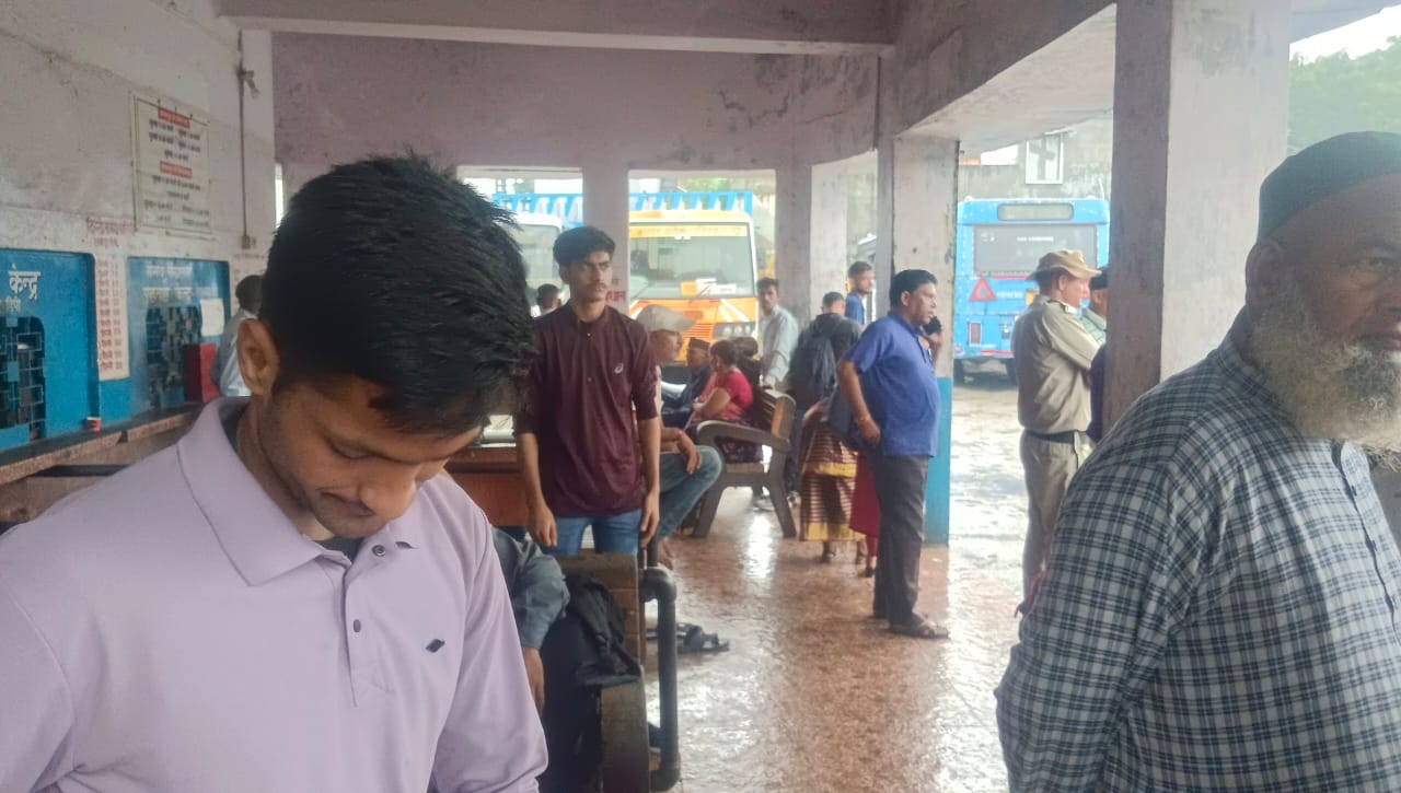 टनकपुर-लोहाघाट मार्ग ठप, स्वाला के पास उफनता नाला ओर मलवा बना मुसीबत &ndash; सैकड़ों यात्री बस अड्डे पर फंसे, रोडवेज ने टनकपुर डिपो पर यात्री को उतारा
