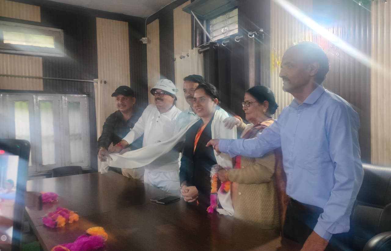 स्वाधीनता दिवस पर राज्य आंदोलनकारियों ने विशिष्ट जन सेवा के लिए महिला उप जिलाधिकारी को किया सम्मानित