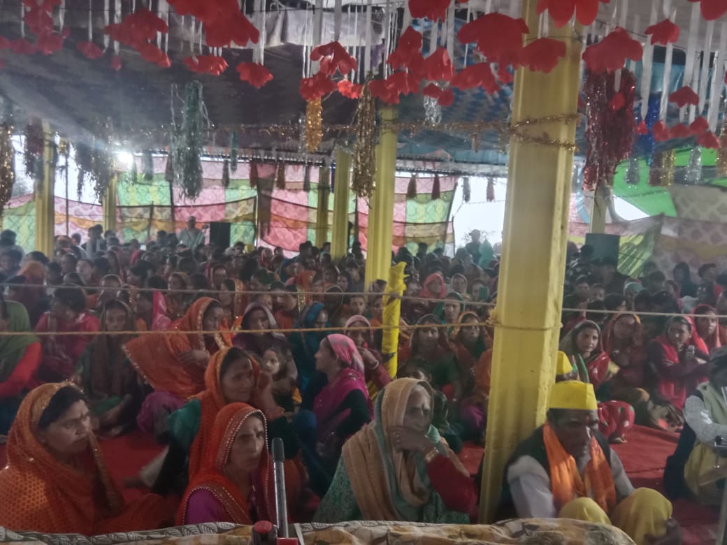 पंचम दिवस की श्रीमद् देवी भागवत कथा सुनने पहुंचा श्रद्धालुओं का हुजूम कथा सुनने की सार्थकता तभी है जब हम सब वेदों के तत्वों का आत्मसात करें – कथा व्यास
