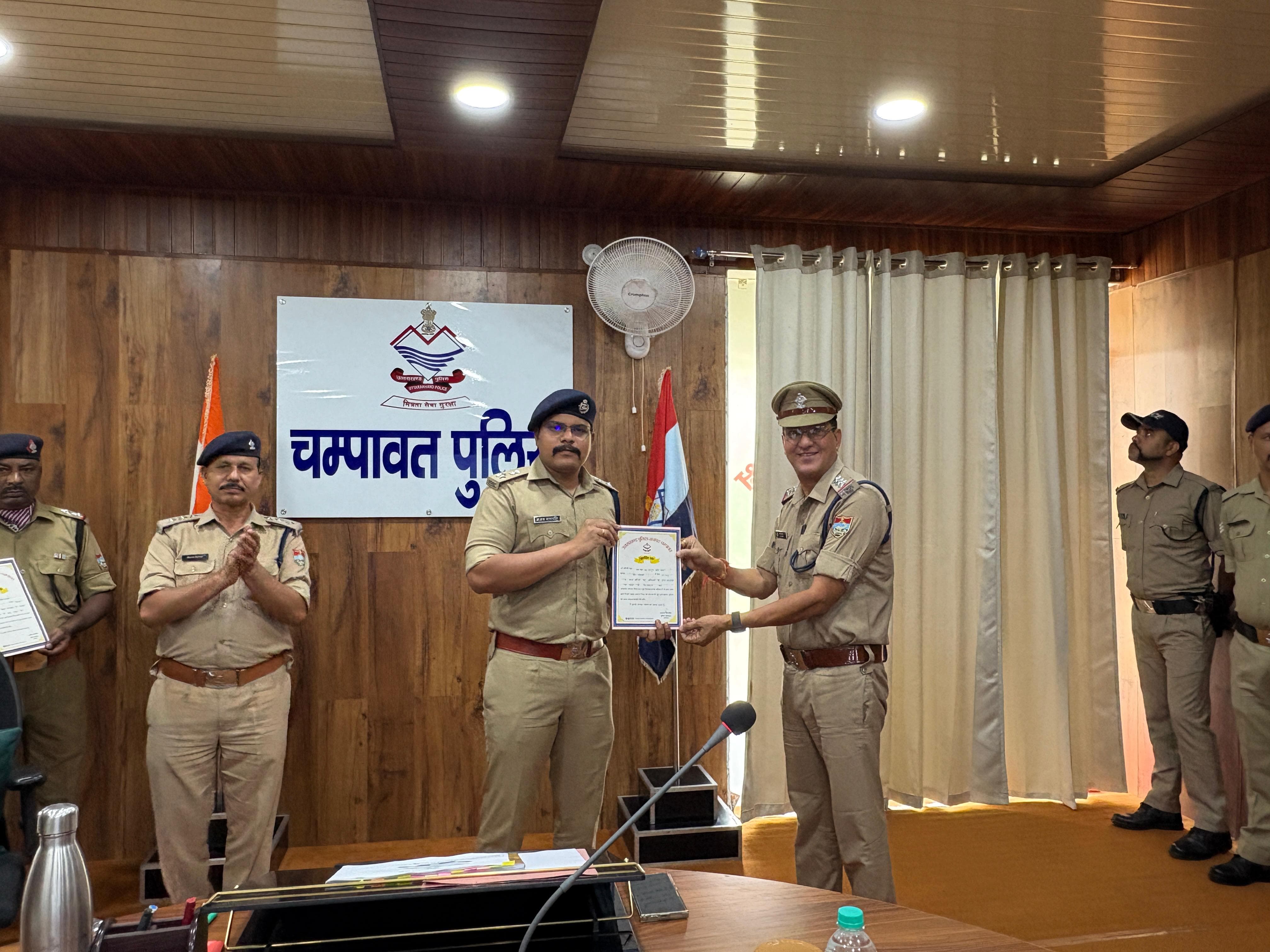 पुलिस अधीक्षक ने सराहनीय कार्य करने वाले पुलिस जवानों को दी शाबाशी