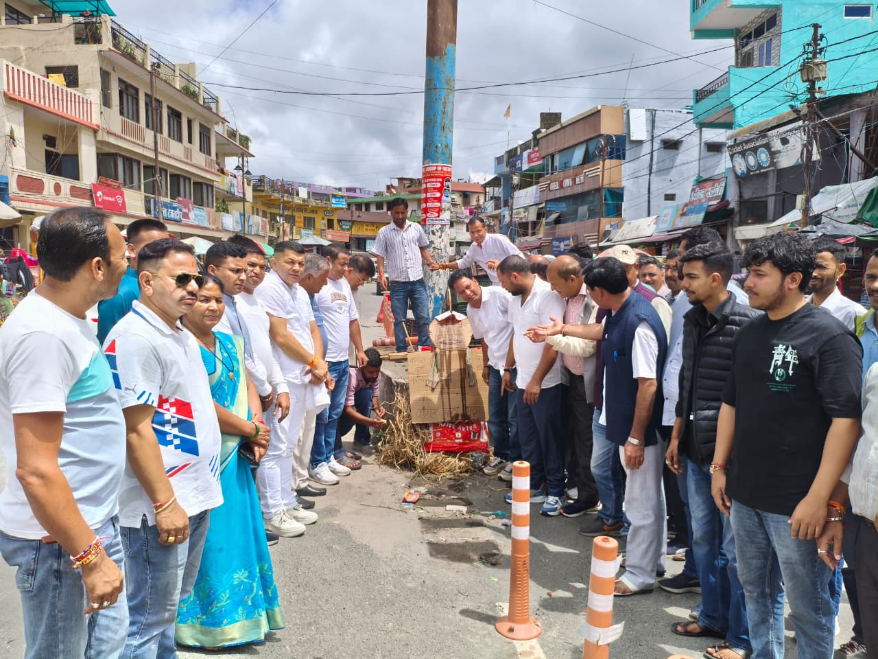 गैरसैंण सत्र में हंगामे को लेकर चंपावत में कांग्रेस का पुतला दहन