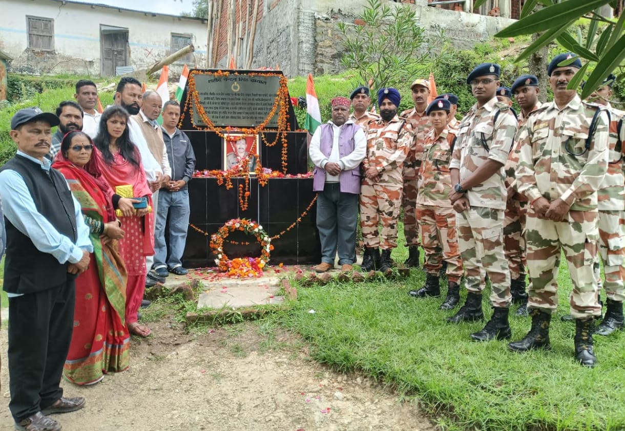 शहीद नंदन सिंह की तीसरी शहादत वर्षगांठ पर भावपूर्ण स्मरण, आईटीबीपी अधिकारियों ने किया परिजनों का सम्मान