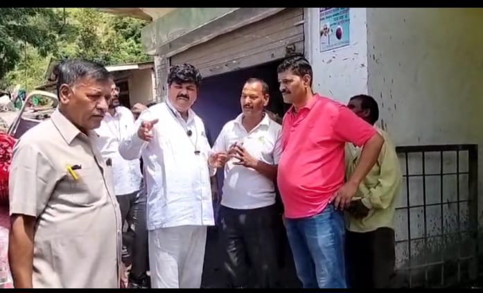 आपदा से सड़क बाधित, पैदल चलकर चेपड़ो पहुंचे कांग्रेस नेता