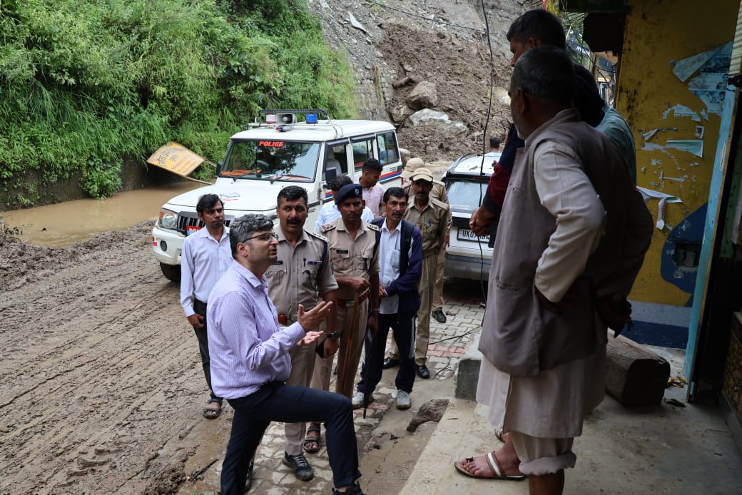 थराली आपदा क्षेत्र की जिलाधिकारी संदीप तिवारी कर रहे सतत निगरानी  चेपड़ो बाजार का निरीक्षण, प्रभावितों को सुरक्षित स्थान पर रहने की अपील