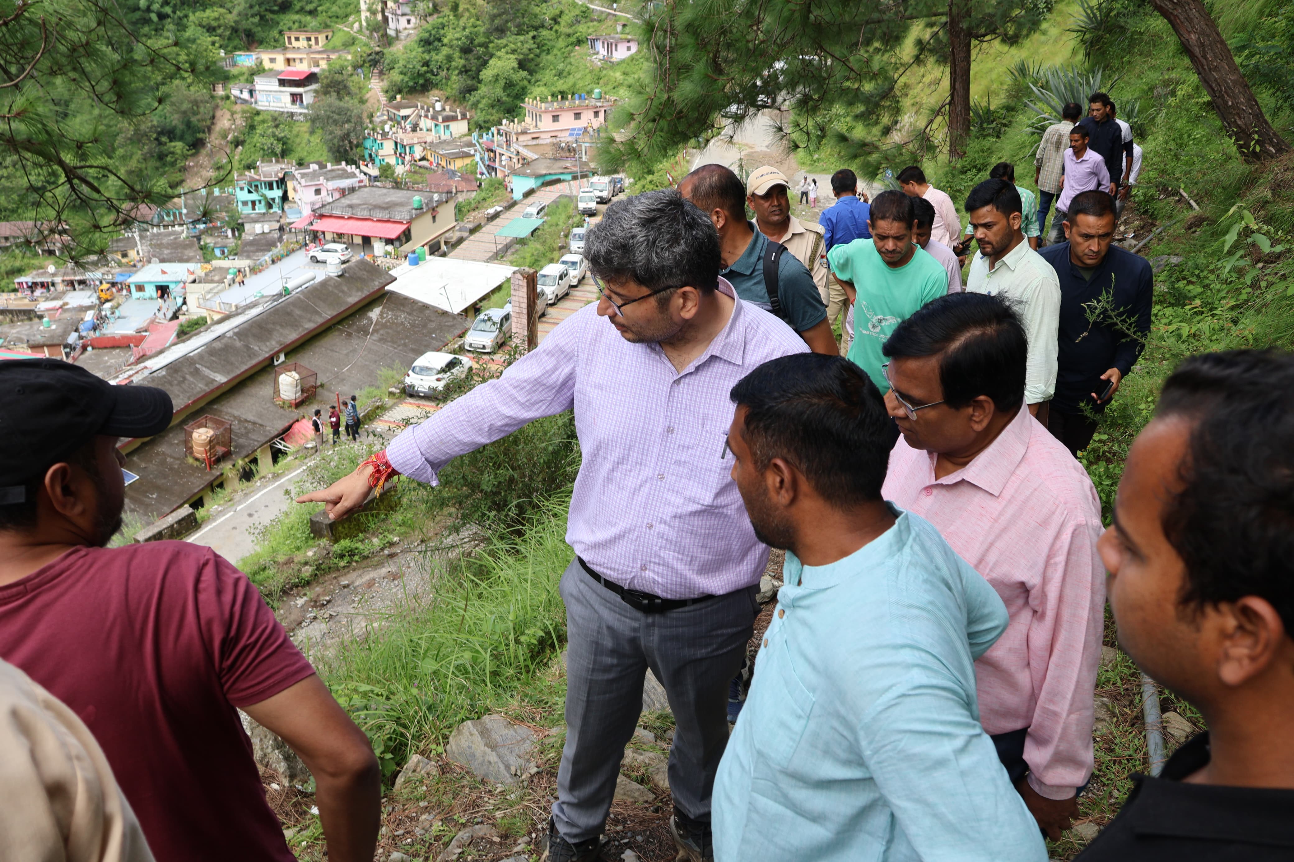 दरारों और भूस्खलन स्थलों पर तकनीकी टीम करेगी जांच, लोगों से सुरक्षित स्थानों पर जाने की अपील