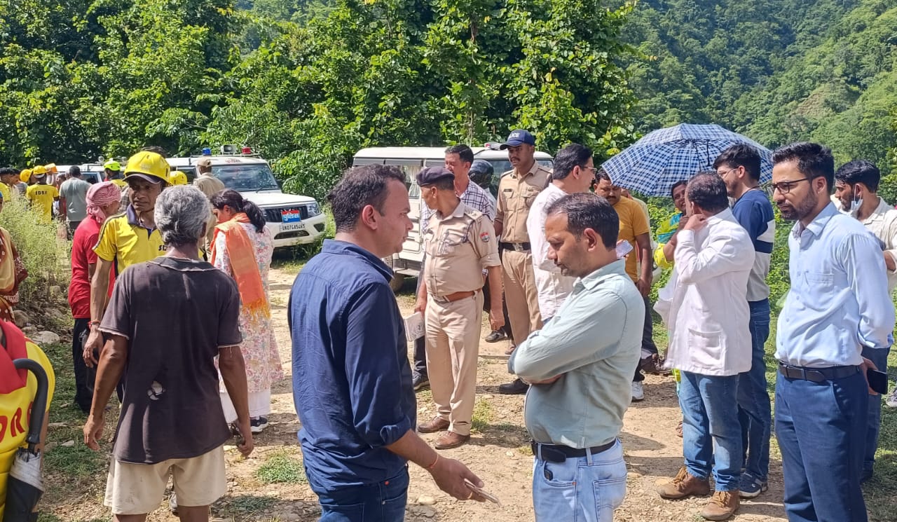 क्षेत्र में भूस्खलन  एक युवक की मौत, SDRF व प्रशासन की तत्परता से बची दूसरी जान
