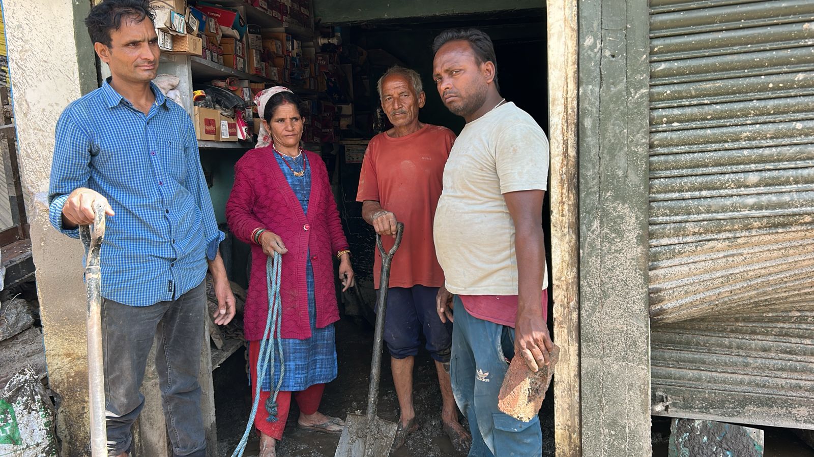 थराली क्षेत्र में आपदा प्रभावित भवनों से मलबा हटाने का कार्य तेज गति से जारी