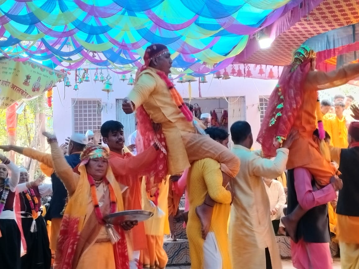 आलकोट गांव में 9 दिवसीय कृष्ण लीला (शैलपाती) का भव्य आयोजन  पांचवें दिन नागों का वर्णन, देव पश्वाओं के अवतरण से गूंजा पूरा क्षेत्र