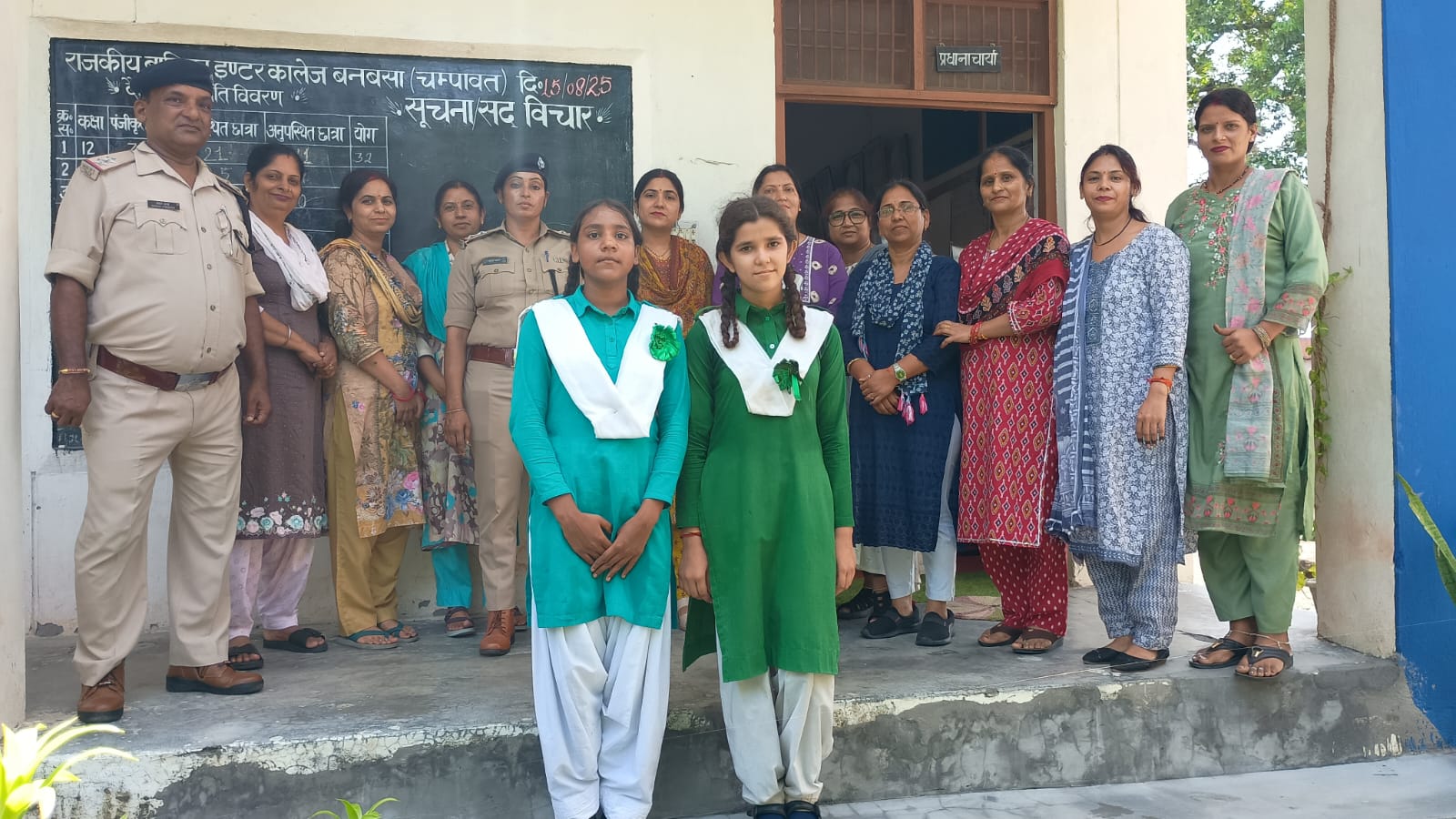 बनबसा पुलिस ने छात्र-छात्राओं को किया जागरूक, साइबर क्राइम से लेकर नशे के दुष्प्रभाव तक दी जानकारी