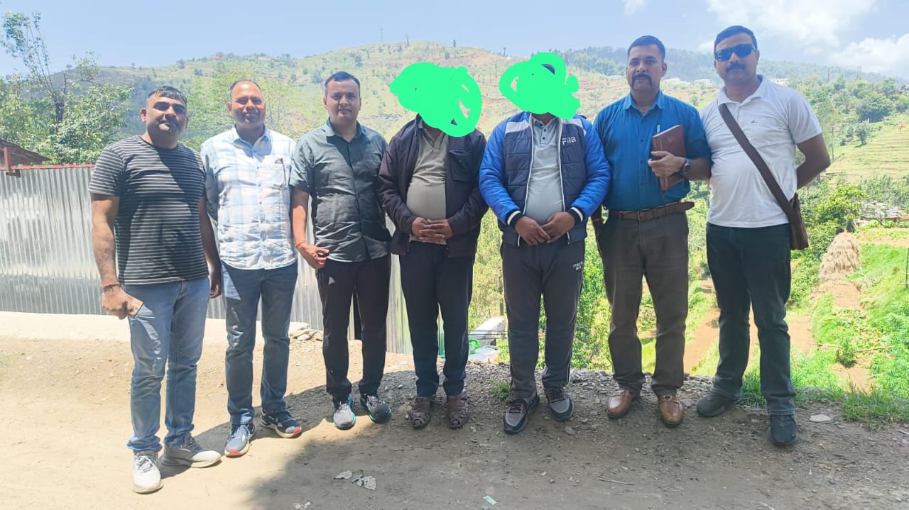 जूते की माला प्रकरण में पुलिस का बड़ा एक्शन: तीन आरोपी गिरफ्तार, छीना गया मोबाइल बरामद फरार आरोपियों की तलाश जारी, SOG और लोहाघाट पुलिस की संयुक्त कार्रवाई