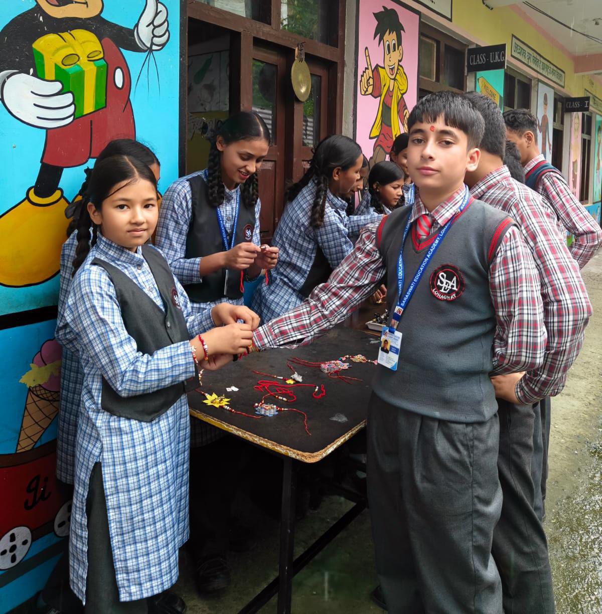 सी. एकेडमी लोहाघाट में धूमधाम से मनाया रक्षाबंधन पर्व  छात्राओं ने छात्रों की कलाई पर बांधी हस्तनिर्मित राखियां, दिया स्वदेशी और पर्यावरण संरक्षण का संदेश