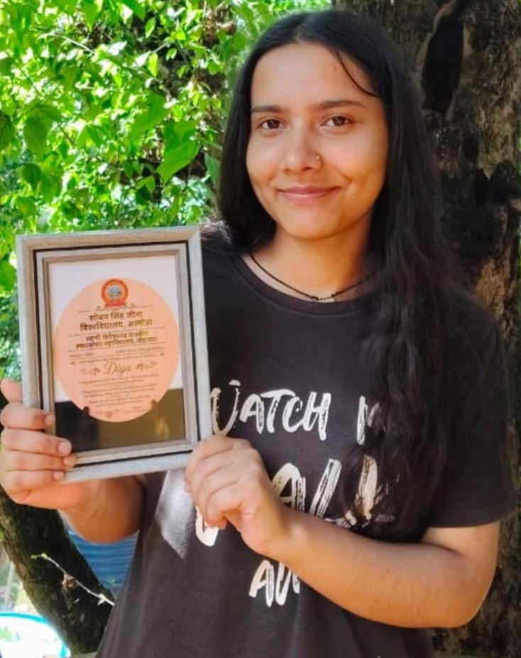 चंपावत-बाराकोट की बेटी दिया जोशी ने बढ़ाया क्षेत्र का मान, विश्वविद्यालय स्तर पर हुई सम्मानित  उत्कृष्ट शैक्षणिक प्रदर्शन के साथ छात्र हितों में भी निभाई अहम भूमिका, माता-पिता और गुरुजनों को दिया सफलता का श्रेय